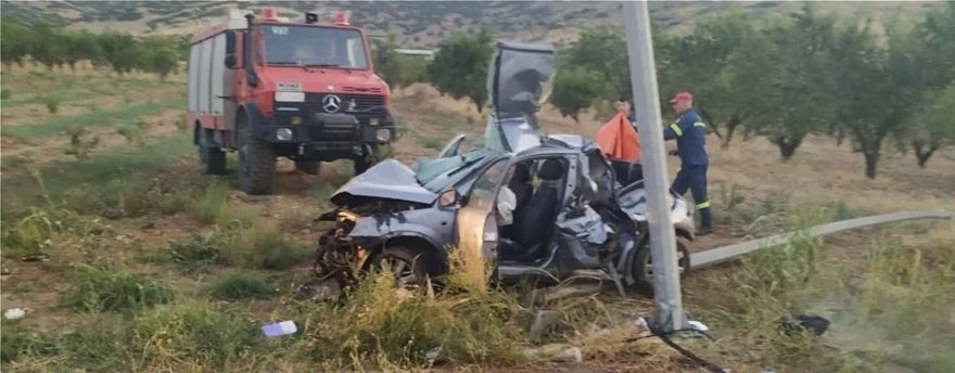 Λάρισα: Εικόνες που σοκάρουν από το τροχαίο με τους δύο νεκρούς